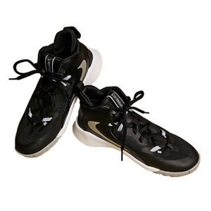 Nike FUTURECRT Youth Court Shoes  Size: 3 1/2 NWOT